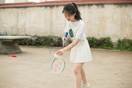 操场运动美女少女女孩人像球拍马尾羽毛球活泼打球
