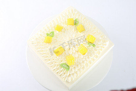 花边花纹摄影照片_蛋糕生日夹心奶油甜品蛋糕店烘焙芒果多层鲜果花边糕点