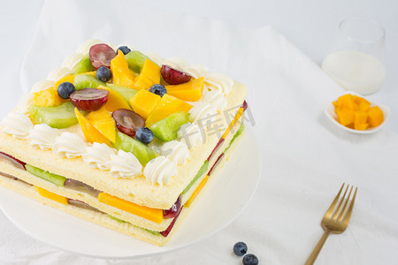 花纹简约摄影照片_蛋糕糕点生日夹心奶油甜品蛋糕店烘焙鲜果多层草莓芒果