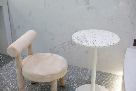 奶茶店桌子椅子环境装饰