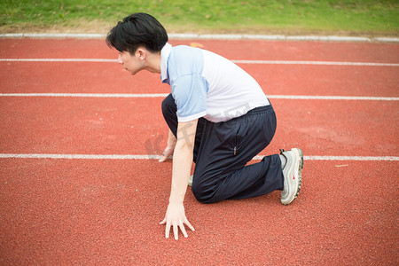 男生帅哥写真摄影照片_运动男孩男生人像跑道操场跑步起跑初中高中