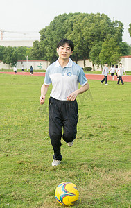 少年草坪男孩男生帅哥操场健身踢运动踢球足球加油