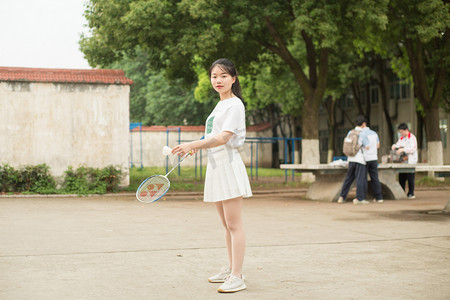 运动美女少女女孩人像球拍活泼马尾操场打球羽毛球