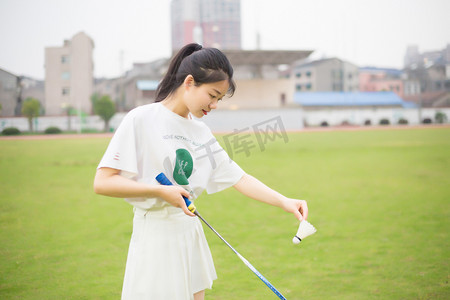 运动操场美女少女女孩人像球拍羽毛球草坪马尾打球