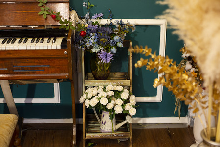 欧式复古摄影照片_咖啡下午茶鲜花欧式钢琴装修奢华复古琴键