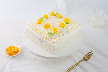 花边花纹摄影照片_蛋糕糕点生日夹心奶油甜品蛋糕店烘焙芒果多层鲜果花边