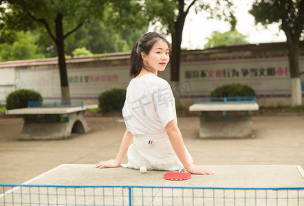 乒乓球运动美女少女女孩人像打球球拍马尾操场活泼