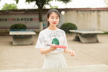 运动美女少女女孩人像球拍乒乓球活泼马尾操场打球