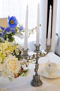月季鲜花摄影照片_欧式装修蜡烛餐桌假花插花烛台咖啡下午茶鲜花