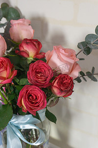 鲜艳花朵粉色红色绿植绿叶捧花浪漫鲜花礼物