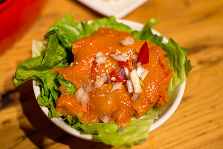 烤肉生菜摄影照片_鸡肉生菜食材烤肉新鲜