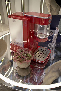 秋冬新品上市促销会摄影照片_生活用品电器饮水机豆浆机红色简约新品
