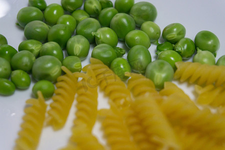 流行色谱摄影照片_豌豆意面甘蓝绿色西餐美食物面食色食品谱有机蔬