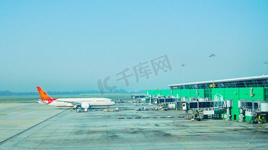 印度新德里英迪拉·甘地国际机场停机坪和航站楼候机厅