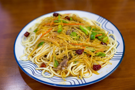 鱼香肉丝竹筒饭摄影照片_肉丝炒面美食营养小吃