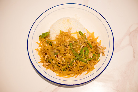 米饭盖浇饭青椒肉丝美食