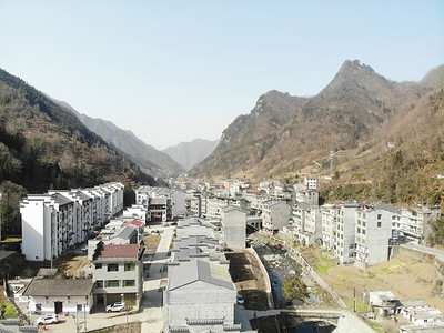 山川俯瞰摄影照片_高空俯瞰城市街道山川河流