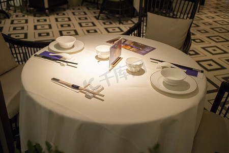 餐厅餐桌欧式简约饭馆桌椅干净盘子白色