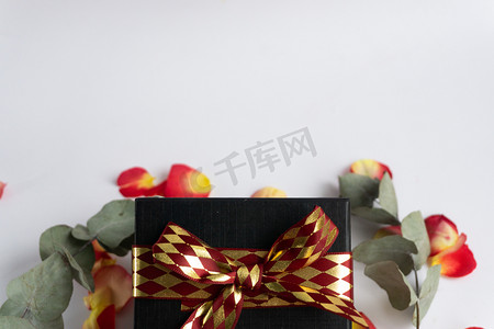 纯色红色背景摄影照片_玫瑰花瓣鲜花庆祝节日浪漫布置礼品氛围礼物红色礼品