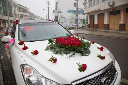 结婚婚车摄影照片_婚车玫瑰纪念婚礼浪漫