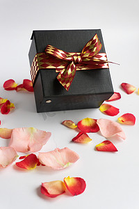 背景纯色红色摄影照片_鲜花玫瑰浪漫花瓣节日礼品氛围礼物红色礼品