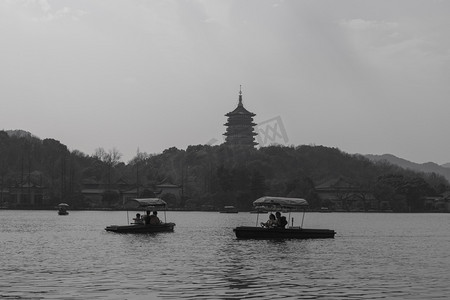 雷锋横版摄影照片_西湖雷锋塔与小船