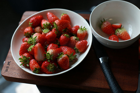 俯拍的盘子摄影照片_俯拍果盘里的草莓照片