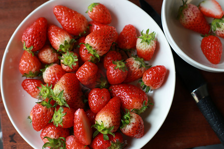 俯拍果盘里的草莓