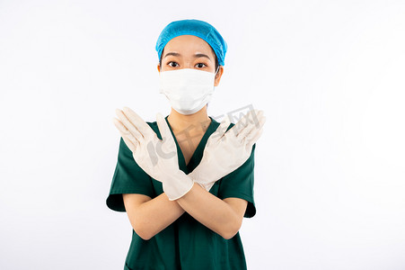 手术女医生双手交叉