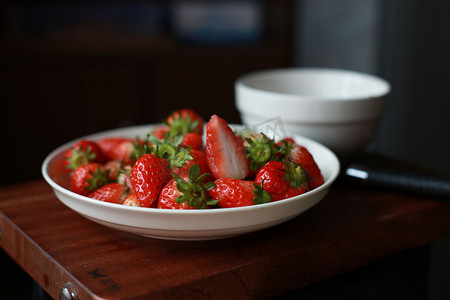 果盘里草莓特写