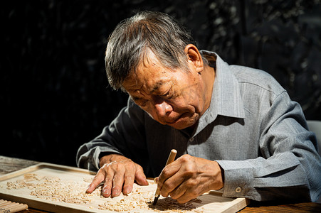 中年匠人雕刻木雕