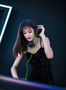 穿着性感黑色吊带裙的女DJ在打碟f1
