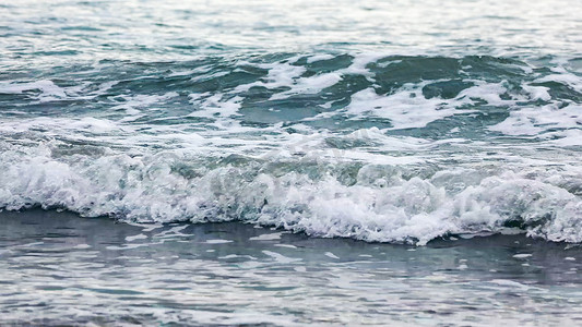 海水浪花流向沙滩