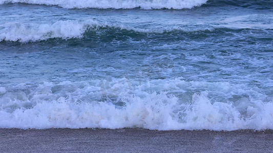 蓝色海水摄影照片_海水海浪蓝天双月湾海景