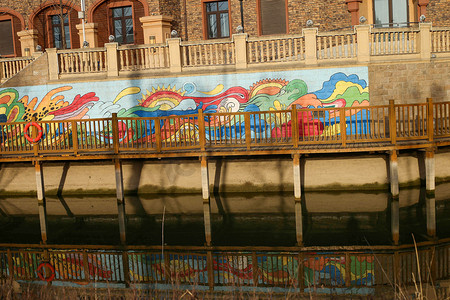 河边墙面涂鸦