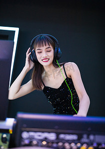 穿着性感黑色吊带裙的女DJ在打碟102