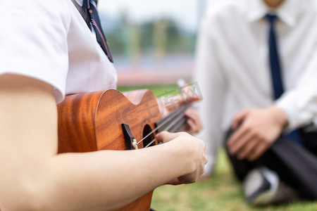 青年情侣大学生校园生活弹尤克里里2