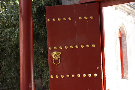 寺院红木门图