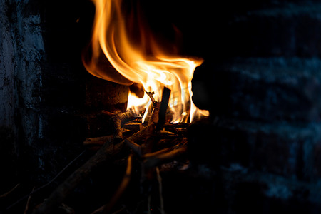 燃烧的火苗摄影照片_燃烧的木柴柴火特写