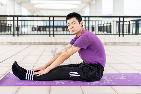 年轻男性瘦身运动瑜伽
