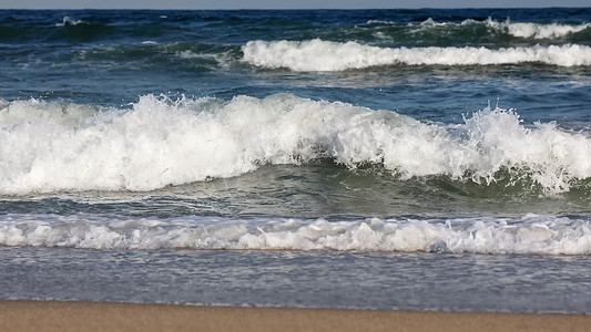 圆圆地海浪摄影照片_海水海浪蓝天双月湾海景