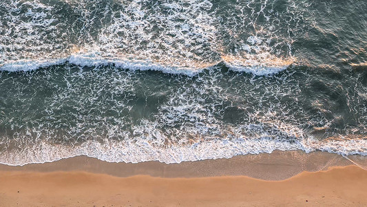 手绘浪花浪潮摄影照片_清晨黄昏下的海水浪花