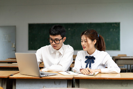 青春男女大学生在校园教室里学习6