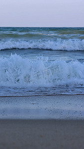 蓝色海水摄影照片_海水海浪蓝天双月湾海景