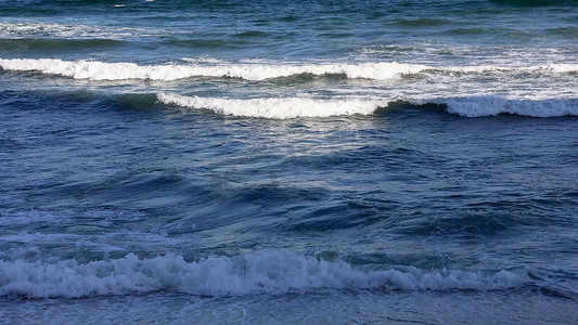 蓝色海水摄影照片_海水海浪蓝天双月湾海景