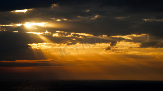 海面航灯摄影照片_海面地平线耶稣光丁达尔光线