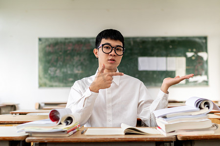 正在学习的学生摄影照片_正在教室自习学习看书的学生10