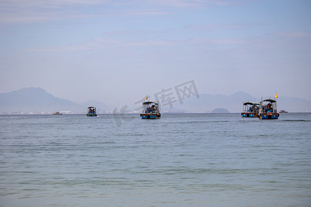 渔港摄影照片_巽寮湾海景码头观光船