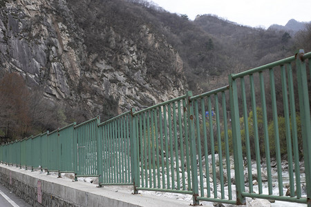 秦岭河边护栏