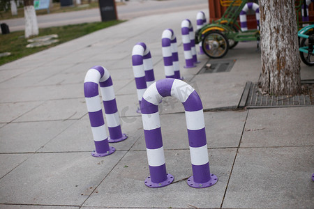 公园白紫色体条纹路障